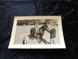 P-61 , Photo Animal, Enfant Sur Un Cheval ;circa 1940 - Otros & Sin Clasificación