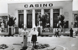 - 85 - LES SABLES D'OLONNE (Vendée) - Jeune Sablaise Devant Le Casino - - Sables D'Olonne