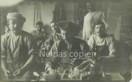 UN ATELIER Vers 1910 Ouvriers Artisans Photo 13 X 22 Cm Travailleurs - Sonstige & Ohne Zuordnung