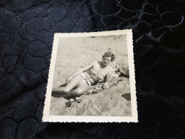 P-63 , Photo , Jolie Femme En Maillot Sur La Plage - Anonyme Personen