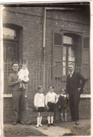 Carte Photo De Deux Hommes élégant Avec Trois Petit Garcon Et Un Bébé Devant Leurs Maison - Anonyme Personen