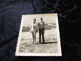 P-65 , Photo ,couple Sur La Plage Maillot De Bain Et Torse Nu - Anonieme Personen