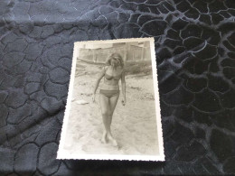 P-67 , Photo D'une Jolie Femme En Maillot De Bain Sur La Plage - Anonyme Personen