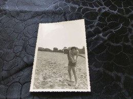 P-69 , Photo D'un Couple S'amusant Sur La Plage En Maillot De Bain - Personas Anónimos