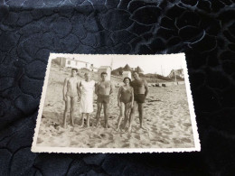 P-70 , Photo Plage, Groupe En Maillot De Bains Dont Hommes, Semi Nude, - Personas Anónimos