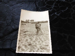 P-74 , Photo , Couple Sur La Plage Chahutant En Maillot De Bains - Anonieme Personen