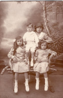 Carte Photo De Trois D'une Jeune Fille élégante Avec Deux Petite Filles Et Un Jeune Garcon Dans Un Studio Photo - Personnes Anonymes