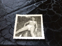 P-77 , Photo , Jeune Femme En Maillot De Bain - Personas Anónimos