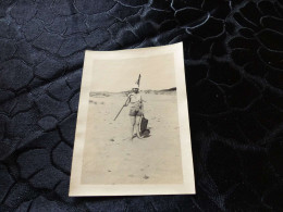 P-81 , Photo , Jeune Femme Partant à La Plage, Les Sables D'Olonne,  Août 1928 - Personnes Anonymes