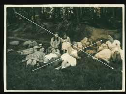 Orig. XL Foto 1931 Süße Mädchen Zusammen, Zöpfe, Cute Young Girls Together, Pigtails, Schoolgirl  Lying In The Grass - Anonyme Personen