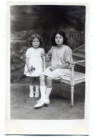 Carte Photo D'une Jeune Fille élégante Avec Une Petite Fille Posant Dans Un Studio Photo En 1923 - Personas Anónimos