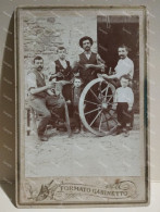 Italia Foto Cabinet Da Identificare Persone Che Bevono Vino. Officina O Falegnameria Ruote Da Carrozza - Europe