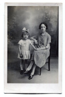 Carte Photo D'une Jeune Fille élégante Avec Une Petite Fille Posant Dans Un Studio Photo Vers 1920 - Anonyme Personen