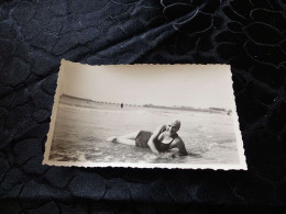 P-90 , Photo , Les Sables D'Olonne , Jeune Femme En Maillot De Bain Prenant La Pose , 1935 - Anonymous Persons