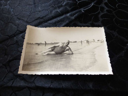 P-91, Photo , Les Sables D'Olonne , Homme En Maillot De Bain Une Pièce Prenant La Pose , 1935 - Personnes Anonymes