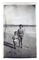 Carte Photo De Deux Petite Fille élégante En Maillot De Bain A La Plage Vers 1930 - Persone Anonimi