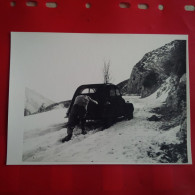 PHOTO AUTOMOBILE 2 CV EN MONTAGNE NEIGE ET MONSIEUR POUSSE - Auto's