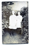 Carte Photo De Deux Petite Fille élégante Posant Dans Leurs Jardin Vers 1910 - Persone Anonimi