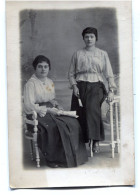 Carte Photo De Deux Jeune Femmes élégante Posant Dans Un Studio Photo Vers 1910 - Personnes Anonymes