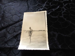 P-98 , Photo Les Sables D'Olonne, Femme En Maillot Et Bonnet De Bain, 1935 - Coches