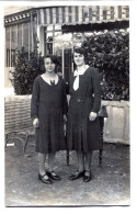 Carte Photo De Deux Jeune Femme élégante Sur La Terrasse D'un Restaurant Vers 1920 - Anonymous Persons