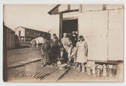 CARTE PHOTO : PREPARATION ET DISTRIBUTION D'UNE SOUPE POPULAIRE DANS UN BIDONVILLE ? - MARMITE - BROCS D' EAU - - Personaggi