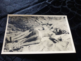 P-107 , Photo , Jolie Femme Aux Seins Nus Bronzant Sur Une Plage - Anonymous Persons