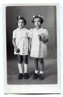 Carte Photo De Deux Petite Fille élégante Posant Dans Un Studio Photo - Personnes Anonymes