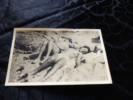 P-108 , Photo , Jolie Femme Aux Seins Nus Bronzant Sur Une Plage - Personnes Anonymes