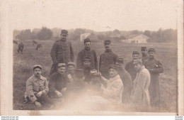 MILITARIA  Nos Militaires à La Belote Pendant Une Pause  .....carte Photo Non Située - War 1914-18