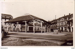 D82  MOISSAC  Marché Place Ste Blanche - Moissac