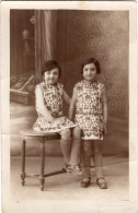 Carte Photo De Deux Jeune Filles élégante Posant Dans Un Studio Photo - Personnes Anonymes