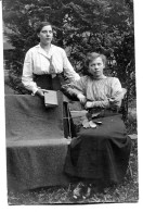 Carte Photo De Deux Femmes élégante Posant Dans Leurs Jardin En Septembre 1918 - Anonymous Persons