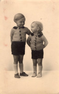 Carte Photo De Deux Petit Garcon Posant Dans Un Studio Photo - Personnes Anonymes