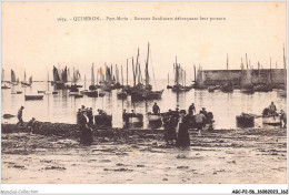 AGCP2-56-0171 - QUIBERON - Port Maria - Bateaux Sardiniers Debarquant Leur Poisson - Quiberon