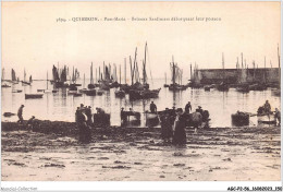 AGCP2-56-0165 - QUIBERON - Port-Maria - Bateaux Sardiniers Debarquant Leur Poisson - Quiberon
