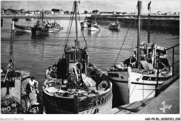 AGCP8-56-0629 - QUIBERON - Port Maria - Bateaux De Peche Pres Du Mole - A L'horizon - La Belle Plage De Sable Fin Et Les - Quiberon