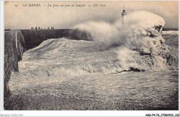 AGDP4-76-0331 - LE HAVRE - La Jetée Un Jour De Tempête  - Harbour