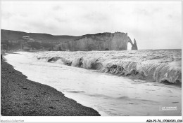 AGDP2-76-0108 - ETRETAT - Effets De Vagues Et Falaises D'aval  - Etretat