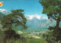 *CPM  - 38 - BOURG D'OISANS - Vue Partielle De La Ville- Massif De Belledonne - Bourg-d'Oisans