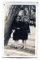 Carte Photo De Deux Jeune Fille élégante Posant Dans Un Jardin Vers 1930 - Anonymous Persons