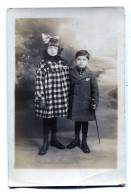 Carte Photo D'une Jeune Fille élégante Avec Un Petit Garcon Dans Un Studio Photo Vers 1920 - Anonymous Persons