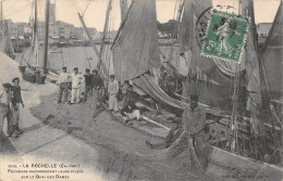 P-24-Mi-Is-1081 : LA ROCHELLE. PORT. FILETS DE PECHE AU RACOMMODAGE - La Rochelle