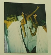 Performance Of Women In White - Personas Anónimos