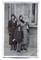 Carte Photo De Deux Femmes élégante Avec Une Jeune Fille Et Un Bébé Posant Devant Leurs Maison Vers 1930 - Anonymous Persons