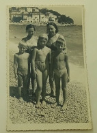 A Little Girl, Two Boys, A Young Girl And A Woman On The Beach - Anonyme Personen