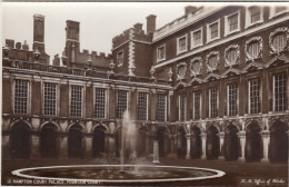 London, Hampton Court Palace, Fontaine Court Ngl #F1097 - Andere & Zonder Classificatie