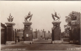 London, Hampton Court Palace, Trophy Gates Ngl #F1373 - Autres & Non Classés
