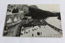 Lourdes -la Place De La Grotte Et Le Gave - Lourdes