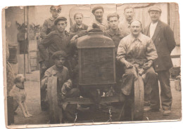 Photographie  Voiture Ou Matériel Industriel , Atelier - Groupe D'ouvriers    14.5 X 9.5 Cms  ( Coupures En Marges ) - Beroepen